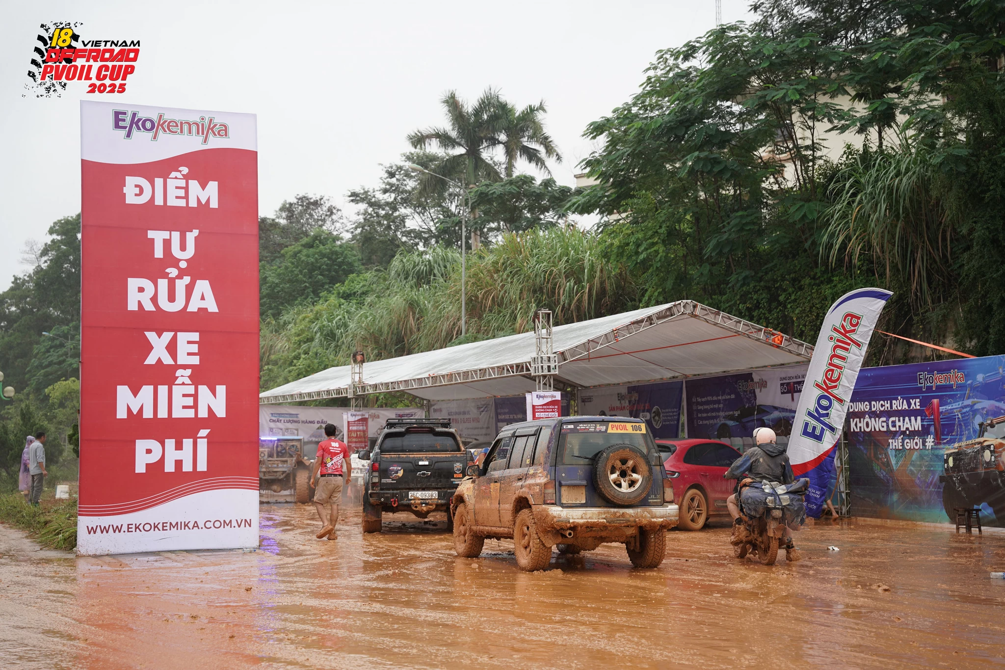 KHẲNG ĐỊNH SỨC MẠNH DUNG DỊCH RỬA XE KHÔNG CHẠM EKOKEMIKA TẠI "CHẢO BÙN" ĐỒNG MÔ